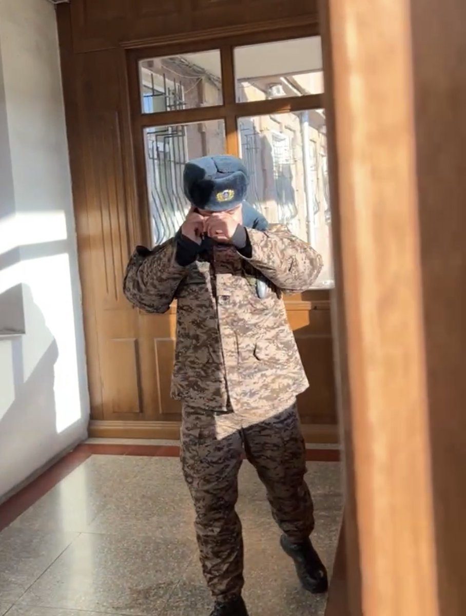 Төрийн байгууллагын үүдэнд десант хувцастай цэргүүд:

- Амарыг эрье, хамгаалалтын тусгай бүс, бичиг баримтаа шалгуул, яах гэж бгаа юм, даргаас цаг авсан юм уу, наанаа байжий гэх биш 

- Танд юугаар туслах вэ, за одоохон, хариуцсан хүнтэй нь уулзуулья гдг ресэйпшн-тэй болмоор бна.