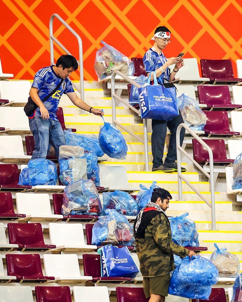 cprocuna's tweet photo. Japón y una cultura definitivamente distinta. Su afición se quedó recogiendo basura en el estadio. Mientras que los jugadores dejaron así su vestidor. Todo esto después de una histórica victoria. 
No sólo hay tiempo para celebrar, también dan el ejemplo.
#FIFAWorldCup https://t.co/CPY8uK60fg