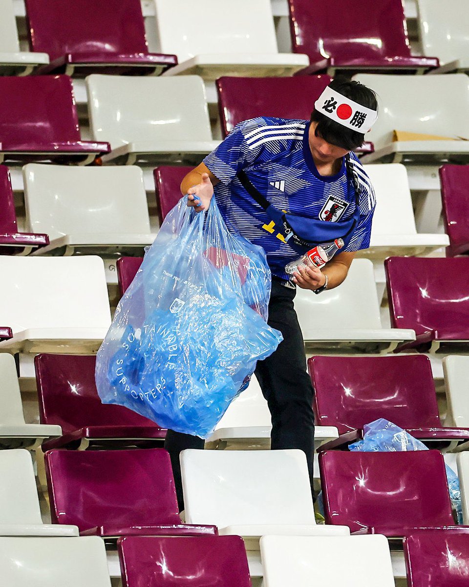 cprocuna's tweet photo. Japón y una cultura definitivamente distinta. Su afición se quedó recogiendo basura en el estadio. Mientras que los jugadores dejaron así su vestidor. Todo esto después de una histórica victoria. 
No sólo hay tiempo para celebrar, también dan el ejemplo.
#FIFAWorldCup https://t.co/CPY8uK60fg