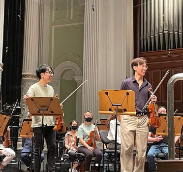 ceciliatan's tweet photo. "Why I went all the way to Singapore to see two guys play violin" now mirrored at DreamWidth for those who couldn't get to my personal website! In which I try to explain my TwoSet Violin fandom https://t.co/Ewv45pozpB
#Twoset4mil #2Set4mil #TwoSetViolin https://t.co/VuZ4POIvWY