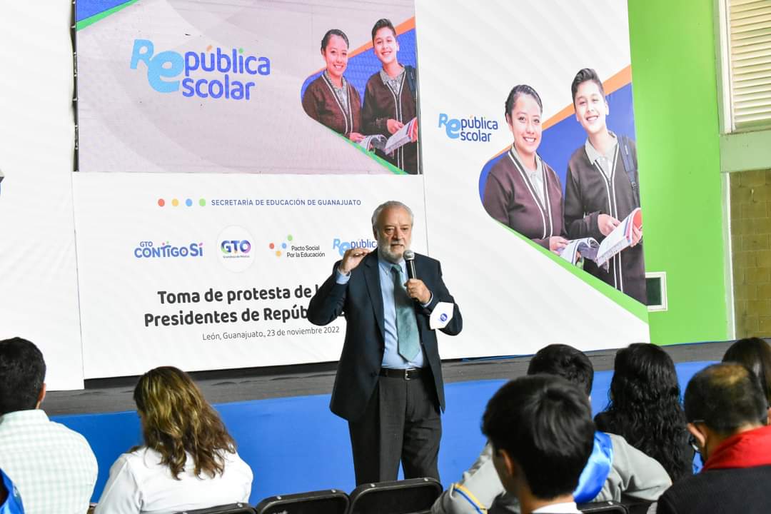 AlfredoLingAl's tweet photo. Fue un gusto participar en la toma de protesta de más de 200 alumnos de Escuelas Secundarias de León, presidentes de República Escolar 2022-2023, quienes tienen el compromiso de trabajar en favor de su escuela y su entorno. #ContigoSí hay #educaciónenguanajuato https://t.co/tr1WdJGrw3