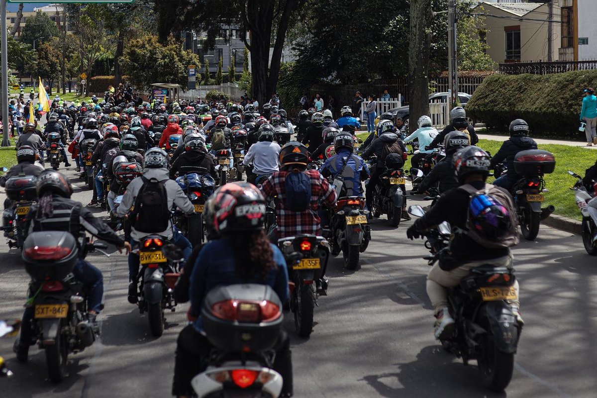 alianza_col's tweet photo. Hoy, 23 de noviembre, fue convocada una marcha por parte de líderes motociclistas quienes aseguran que la decisión que tomó el ministerio de transporte ayer, de reducir en un 50% el SOAT a motos de bajo cilindraje, fue una forma de evitar dicha movilización. https://t.co/20eXMjKp3E