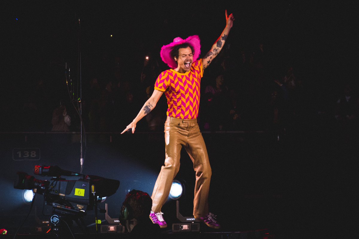 HLDTour's tweet photo. Harry Styles, live from Arena Monterrey. 
#LoveOnTourMonterrey 
22.11.22

📸: @marianagphoto https://t.co/K0ubu3f506