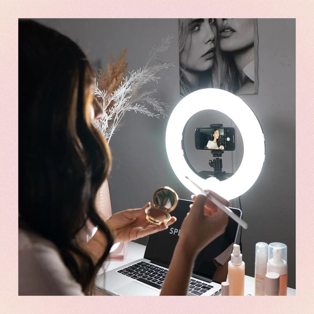 spectrumbrand_'s tweet photo. Compact, lightweight and battery compatible, our 13" Mini Pearl III Ring Light is designed to glow wherever you go. Even in low light conditions, get that stunning effortless shadowless clean spread of light✨

SHOP HERE: https://t.co/Ts0xNT6NnR

#beautylighting https://t.co/ZcWkrVBgDg