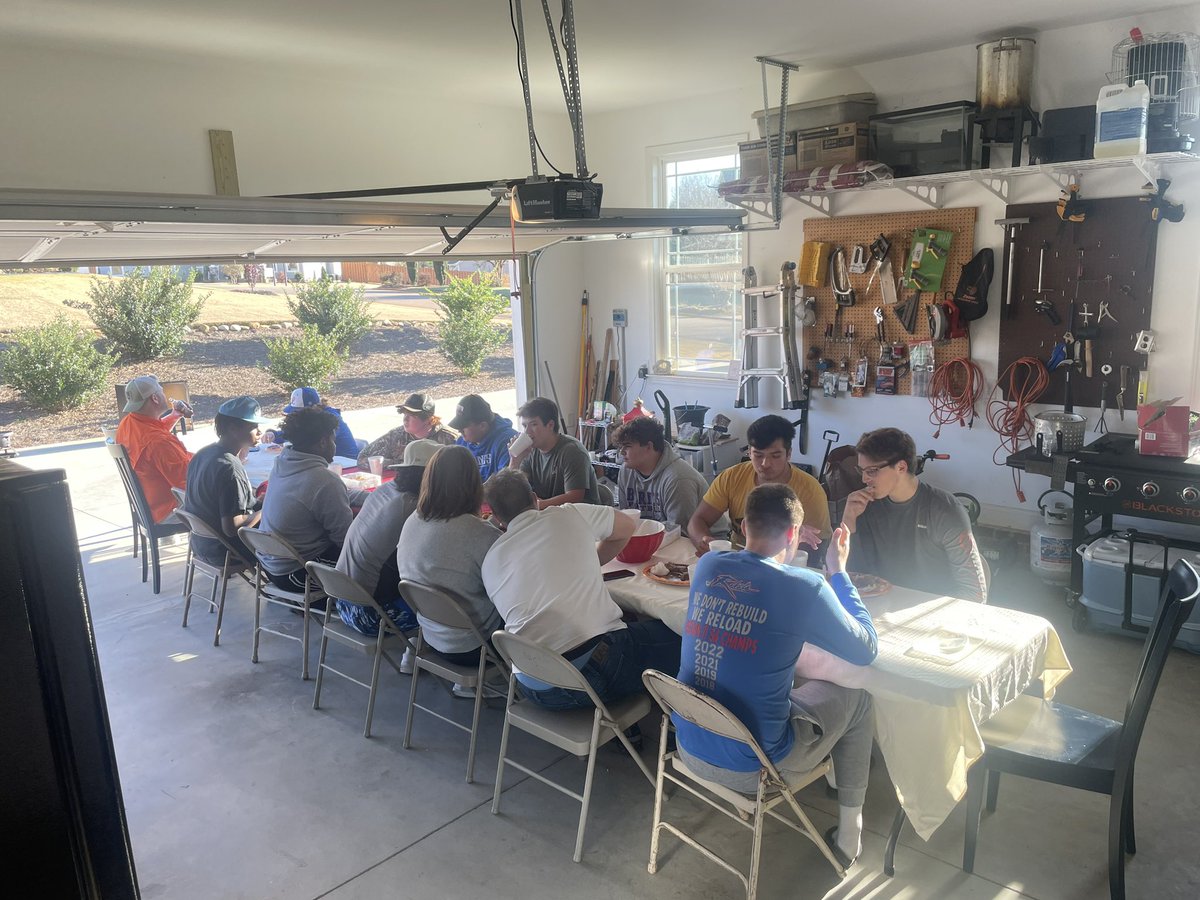 Malove83's tweet photo. Year 8 in the upstate and year 7 that we have had the opportunity and blessing to host OL Thanksgiving. No better way to show a group of linemen you love them and are thankful for them=feed them! Thankful for @drewgoin and his family for becoming a part of this tradition. https://t.co/SgA7dOre8l