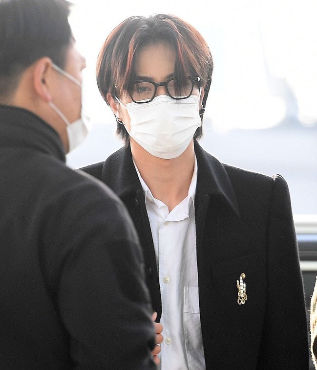 hd_haruto's tweet photo. his airport fashion never disappoints #haruto https://t.co/7owC9KVkLk