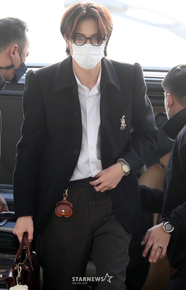 prodhrt's tweet photo. he's like CEO going out of the county for a business trip meeting..

CEO WATANABE
#하루토 #HARUTO #ハルト #温斗 https://t.co/S0a0YOjXGk