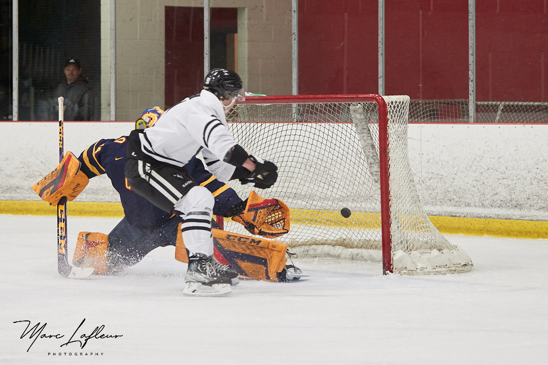 Marc_Lafleur's tweet photo. Highlights from an OUA Men's Hockey game between the Queen's Gaels and the @curavens held on Nov 18, 2022 at the Ice House at Carleton University. 
Ravens go on to take this one 5-1.
Full Gallery: https://t.co/jX1MpbVHZk https://t.co/3kxlEAN32w