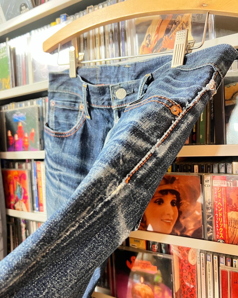 Angus_Ogawa's tweet photo. おはようございます。ついにこのEightG 601、愛着持って履き続け3年が経ち、ど迫力のヒゲやダイナミックなハチノス。ヘヴィオンスだから味わえる濃淡の効いたコントラスト。心がけたのはよく履くだけ。これからも履けなくなるまで良く履こう。
#denim #eightg #デニム好き #デニム好きな人と繋がりたい https://t.co/K1hGtam8FY