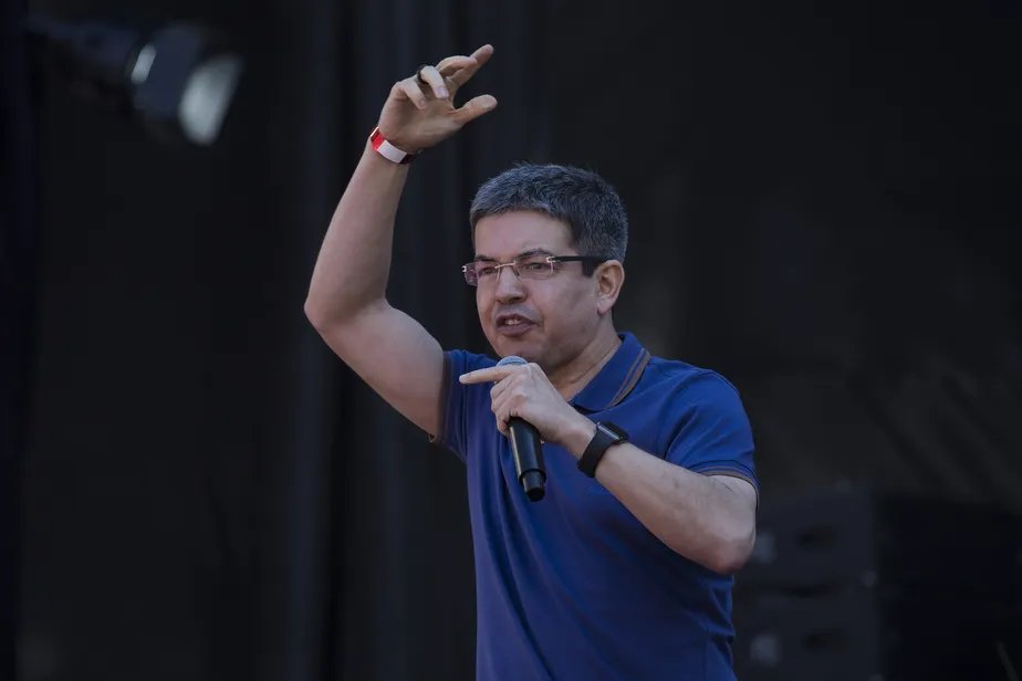 OGloboPolitica's tweet photo. Randolfe aciona Polícia Legislativa após ameaça de empresário bolsonarista https://t.co/cUnJBSTsdq https://t.co/HOVD1Tj8nG