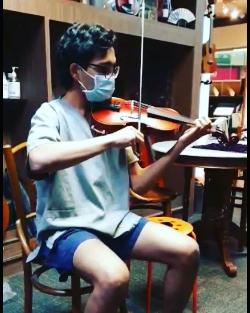 Violin lesson in progress
.
.
Contact +65-98137769 to arrange music lessons
.
.
#violin #violinist #violino #instaviolinist #violinlesson #violinclass #violinlessonsonline #music #sgmusic #sgmusicschool #violinlessonsingapore #violinlessonsforbeginners  #musicschool #instalo…