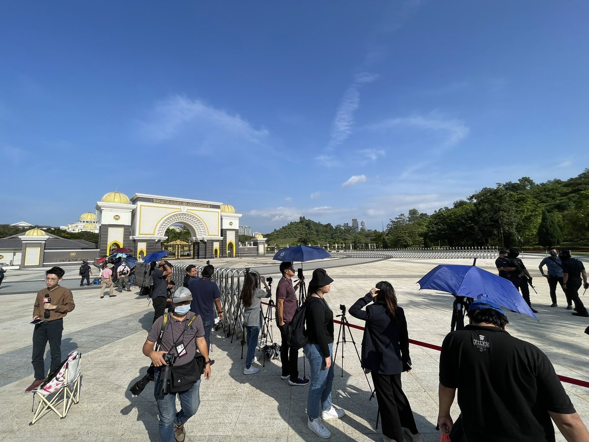 SyafiqahNewsMPB's tweet photo. Kemelut Politik

Susulan belum ada pembentukan kerajaan pada hari ke-5 selepas PRU-15, Istana Negara sekali lagi menjadi tumpuan kira-kira 100 pengamal media.

Perbincangan Khas Raja Raja Melayu dijangka bermula pada jam 11 pagi nanti.

@BuletinTV3 https://t.co/3f5SLEwTkS