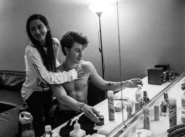 BuzzingPop's tweet image. Shawn Mendes is reportedly dating 50-year old chiropractor, Jocelyn Miranda, who’s nearly 30 years his senior.
