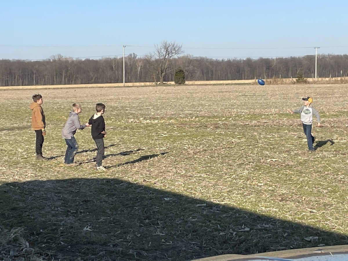 DKAS_NIN's tweet photo. Our #DEKALB field crew was off today for Thanksgiving break &amp; got to spend time in the field playing football &amp; helping #harvest22 another impressive @Asgrow_DEKALB plot! Thanks to Andy Laidig in St. Joseph Co, IN for your partnership! #WinningHasRoots #BayerUp #SignsOfSuccess https://t.co/Pg6rQGbAZn