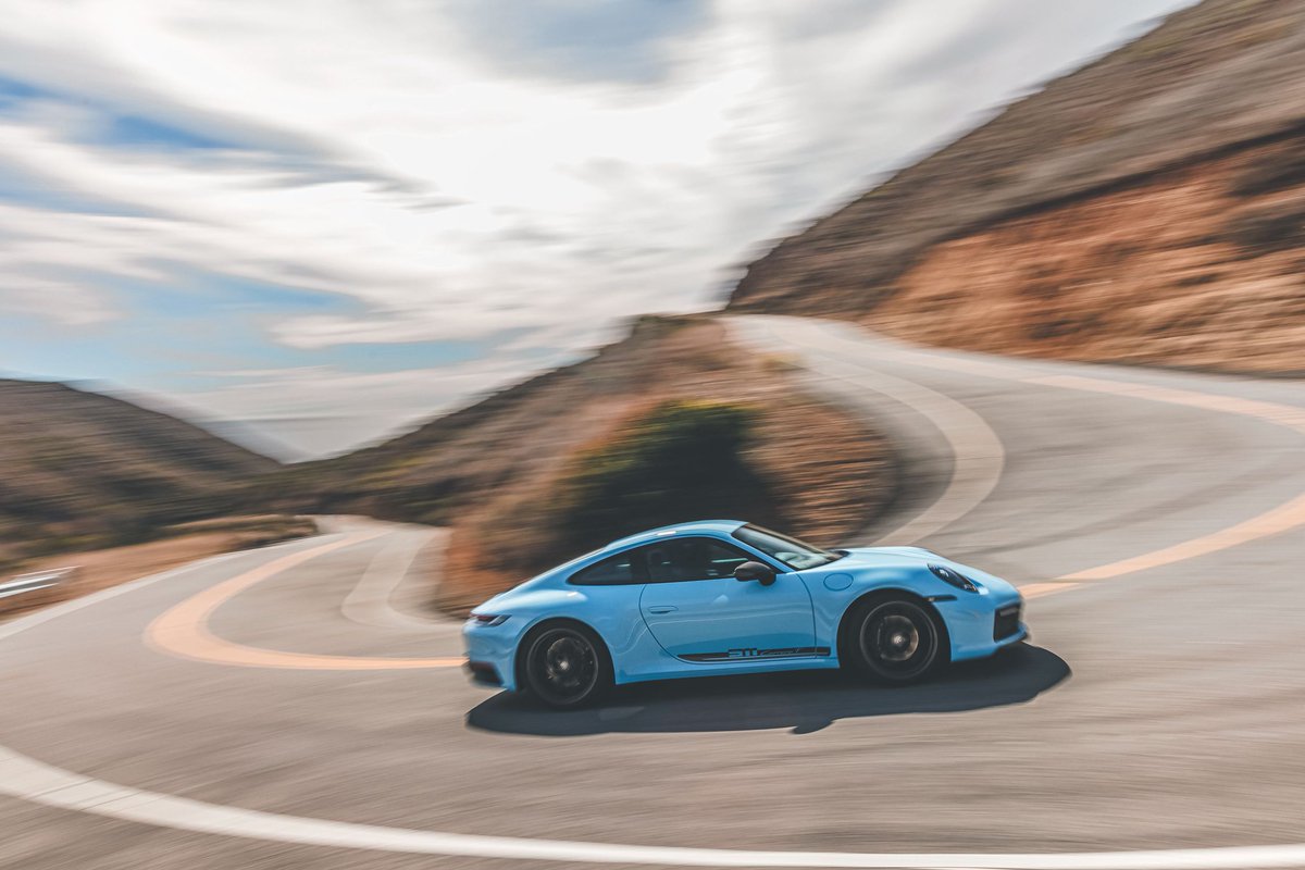 CARandDRIVER's tweet photo. The 2023 @Porsche 911 Carrera T goes back to basics: https://t.co/7UJ6plud8d https://t.co/vusHpQeVl2