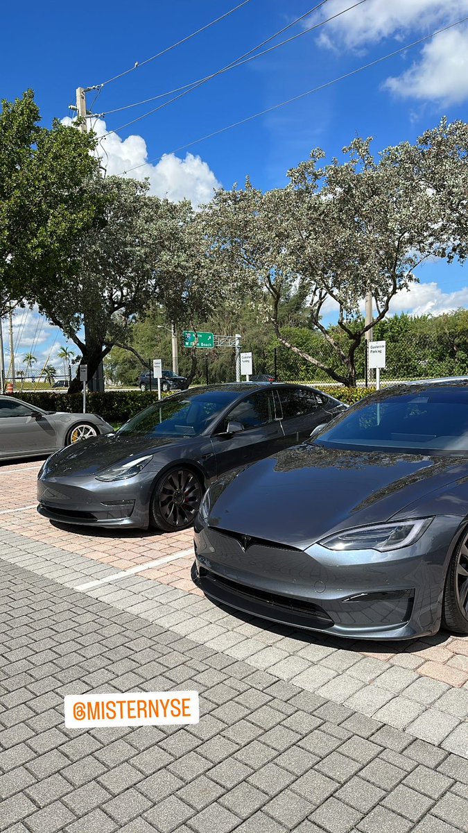 luizfl's tweet photo. My babies at @championporsche happy thanksgiving https://t.co/rmyqO2eCDZ