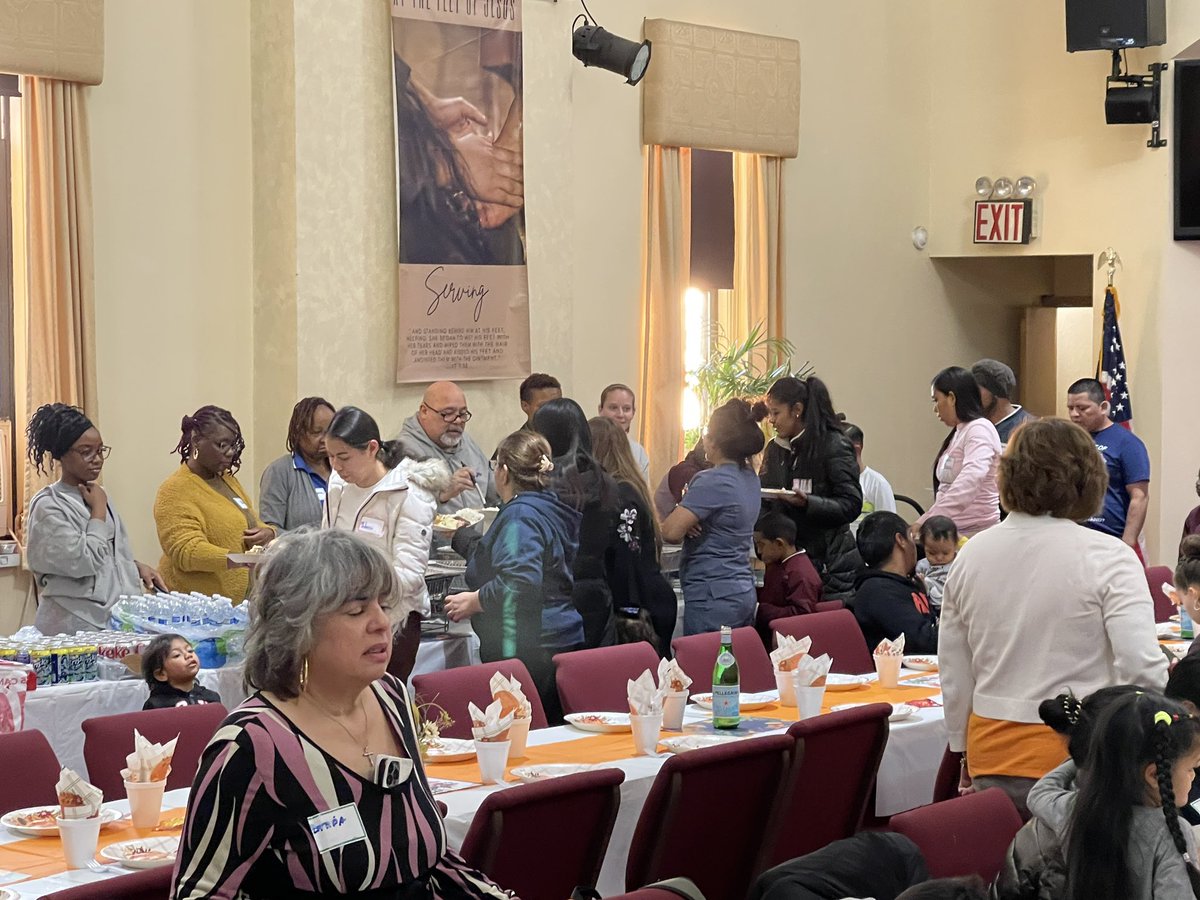 MrTrespalacios's tweet image. When community &amp;amp; school come together amazing things happen 🤩 @Reimagine44 celebrated the #first #Thanksgiving in🇺🇸with our newcomers.Thank you to all community and school members, especially Calvary Chapel @DrMarionWilson @CChavezD31 @CSD31SI @rckdomingo @si_uft @UFT @NYC_DOE