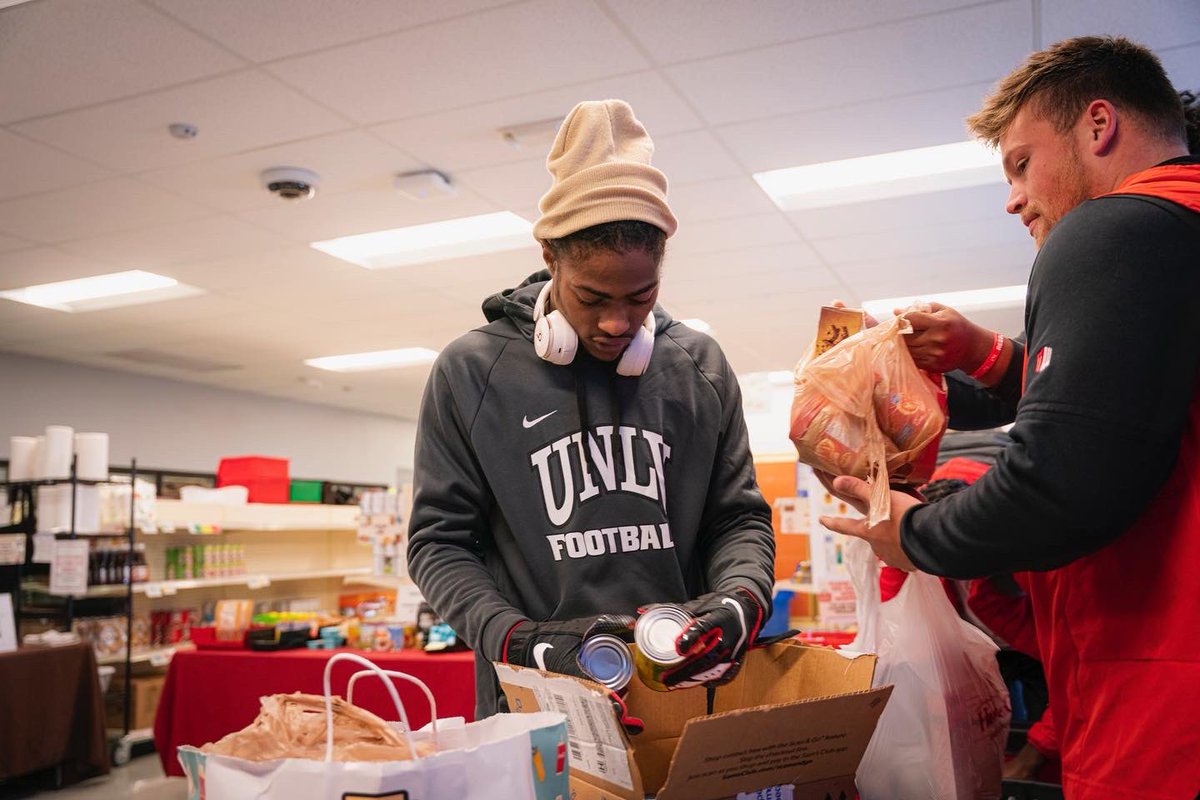 unlvfootball's tweet photo. Thank you to all who donated items for the Thanksgiving Food Drive 🫶
We had such an incredible time working with the UNLV Food Pantry to collect non-perishable food items to help local families in need 🦃🥫 #RebelsGiveBack https://t.co/nrWa4TvbqI