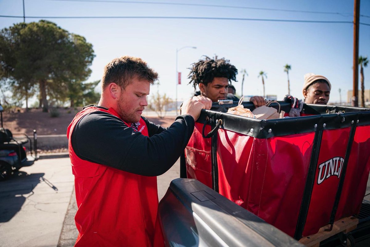 unlvfootball's tweet photo. Thank you to all who donated items for the Thanksgiving Food Drive 🫶
We had such an incredible time working with the UNLV Food Pantry to collect non-perishable food items to help local families in need 🦃🥫 #RebelsGiveBack https://t.co/nrWa4TvbqI
