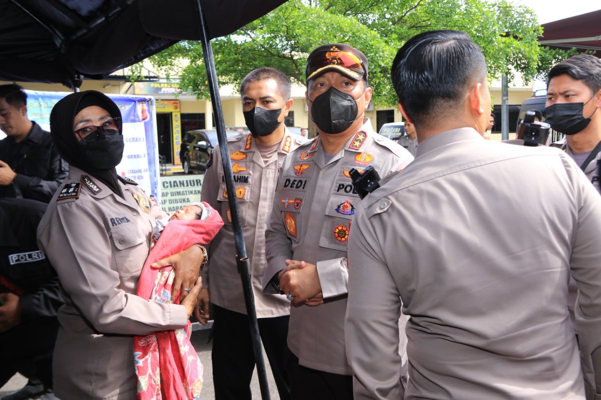 Humaspolsektas1's tweet photo. Tiga hari tertimbun runtuhan akibat gempa Cianjur, anak 5 tahun berhasil diselamatkan dalam kondisi hidup

Pasukan TNI dan Polri berhasil mengevakuasi bocah berumur 5 tahun yang terjebak dalam reruntuhan bangunan akibat gempa Cianjur yang terjadi pada Senin (21/22). https://t.co/Emu04JQu9E
