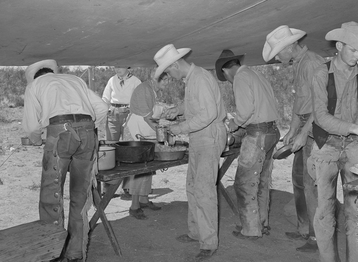 TracesofTexas's tweet image. Happy Thanksgiving from Traces of Texas to all y'all beautiful, crazy Texans out there!

Cowboys lining up to eat in Spur, Texas, 1939.  Photo by Russell Lee.
