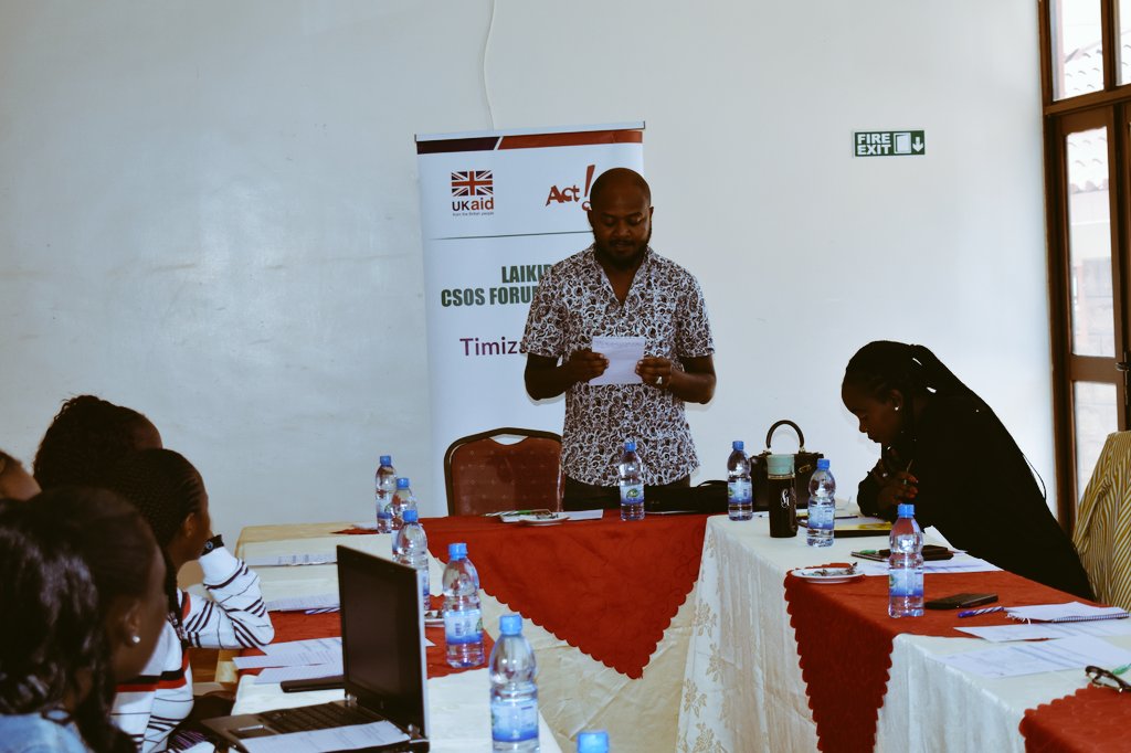 KaeshaNamunyak's tweet photo. True meaning of #meaningfullyengagingcommunities. Empowering them linking them to the opinion leaders/ decision makers. Giving them knowledge& support to influence the change they want to see. π― sustainable #PassionateAdvocates #TimizaNgobit #nothing4uswithoutus #LACCSOF https://t.co/pRlEmtUwbk
