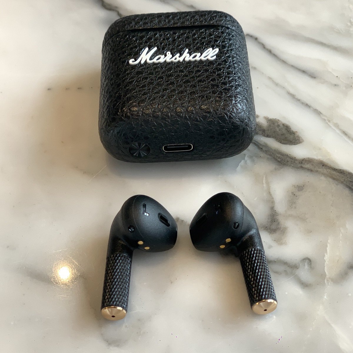 Are__JT's tweet photo. ประกาศขาย #หูฟังมือสอง #หูฟังMarshall MINOR III มีกล่อง+อุปกรณ์ครบ ใหม่แกะกล่องเพิ่งเปิดใช้ไม่ถึงอาทิตย์ 
ซื้อจากหน้าเว็บ 4,790฿ 
‼️ขายต่อ 3,900฿‼️
📫 *ส่งฟรี* 
💢มีตำหนิ 2 จุดที่หูฟังข้างซ้าย 
(รูปแนบในเมนชั่น)
#หูฟังบลูทูธ #Marshall #ส่งต่อหูฟัง #มือสอง #หูฟังไร้สาย https://t.co/qX2QNwSvgV
