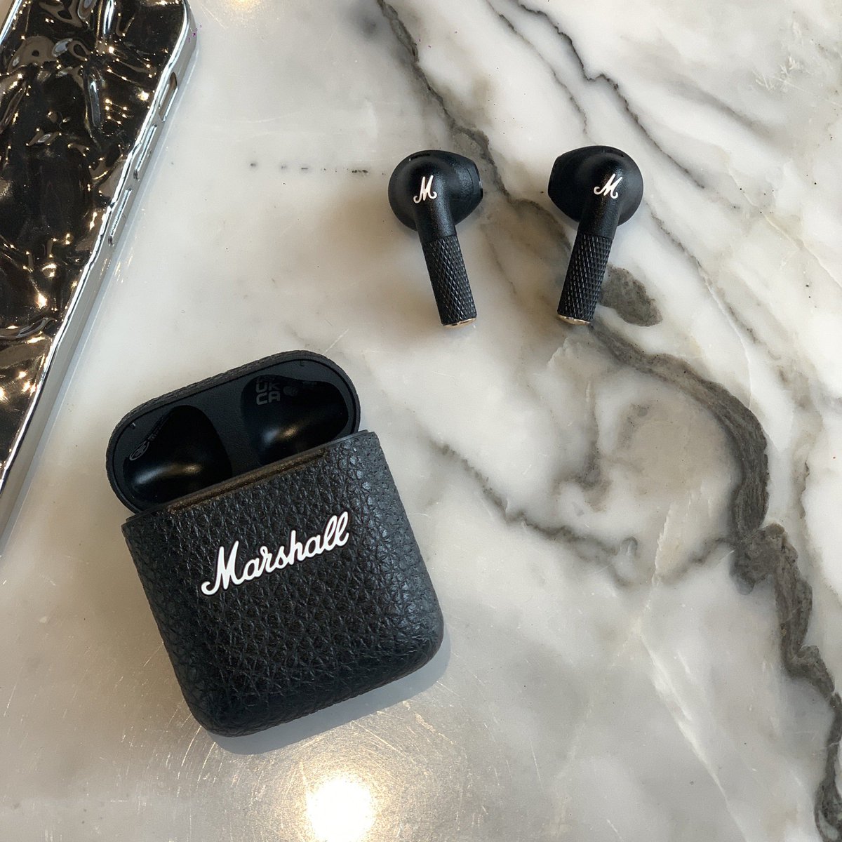 Are__JT's tweet photo. ประกาศขาย #หูฟังมือสอง #หูฟังMarshall MINOR III มีกล่อง+อุปกรณ์ครบ ใหม่แกะกล่องเพิ่งเปิดใช้ไม่ถึงอาทิตย์ 
ซื้อจากหน้าเว็บ 4,790฿ 
‼️ขายต่อ 3,900฿‼️
📫 *ส่งฟรี* 
💢มีตำหนิ 2 จุดที่หูฟังข้างซ้าย 
(รูปแนบในเมนชั่น)
#หูฟังบลูทูธ #Marshall #ส่งต่อหูฟัง #มือสอง #หูฟังไร้สาย https://t.co/qX2QNwSvgV