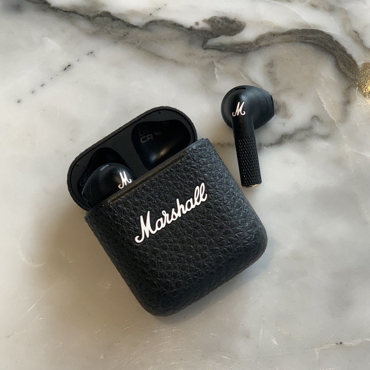 Are__JT's tweet photo. ประกาศขาย #หูฟังมือสอง #หูฟังMarshall MINOR III มีกล่อง+อุปกรณ์ครบ ใหม่แกะกล่องเพิ่งเปิดใช้ไม่ถึงอาทิตย์ 
ซื้อจากหน้าเว็บ 4,790฿ 
‼️ขายต่อ 3,900฿‼️
📫 *ส่งฟรี* 
💢มีตำหนิ 2 จุดที่หูฟังข้างซ้าย 
(รูปแนบในเมนชั่น)
#หูฟังบลูทูธ #Marshall #ส่งต่อหูฟัง #มือสอง #หูฟังไร้สาย https://t.co/qX2QNwSvgV