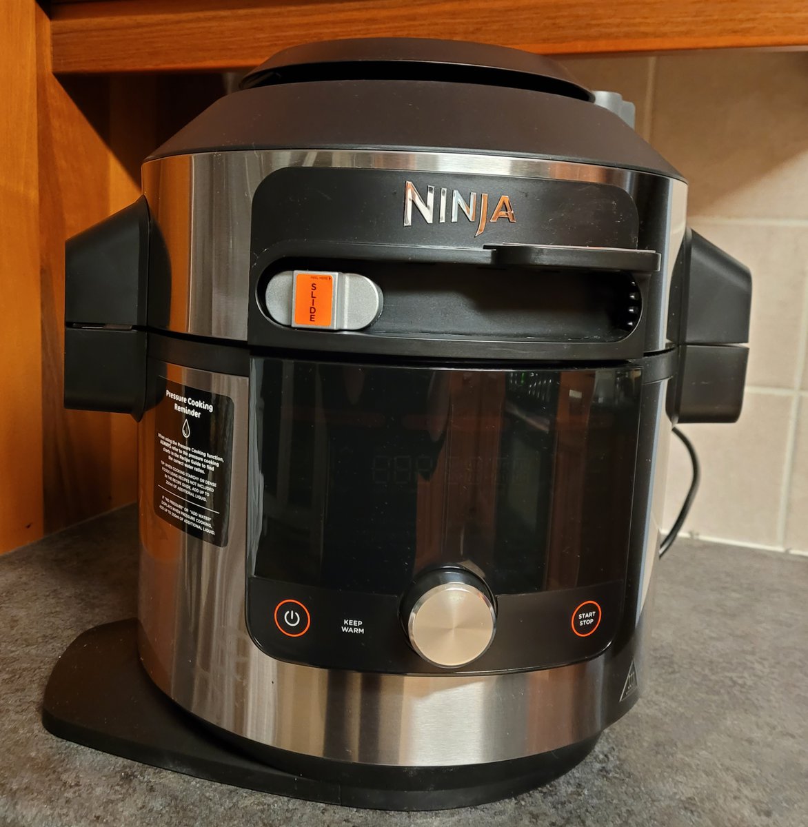 Veronicam1967's tweet image. We treated ourselves to an early Christmas present. It does so much it&apos;s almost overwhelming. We are looking forward to trying it this weekend. #cooking #multicooker #ninjafoodi