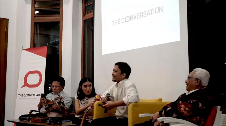 Indonesia at Melbourne (@indoatmelb) on Twitter photo How can Indonesian scholars better share their knowledge and expertise with the world? <a href="/Tito_Ambyo/">Tito Ambyo (arsisto.bsky.social)</a> chats to <a href="/Prodita/">Prodita Sabarini</a> from <a href="/ConversationIDN/">The Conversation Indonesia</a> in Talking Indonesia indonesiaatmelbourne.unimelb.edu.au/talking-indone… How can Indonesian scholars better share their knowledge and expertise with the world? <a href="/Tito_Ambyo/">Tito Ambyo (arsisto.bsky.social)</a> chats to <a href="/Prodita/">Prodita Sabarini</a> from <a href="/ConversationIDN/">The Conversation Indonesia</a> in Talking Indonesia indonesiaatmelbourne.unimelb.edu.au/talking-indone…