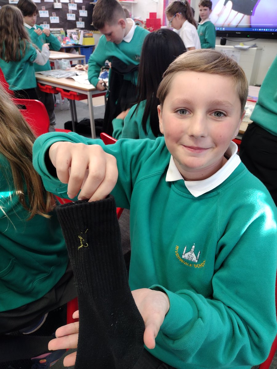 RiversdalePS's tweet image. Garnet have been busy with our sewing kits as we repair, modify and Make Do and Mend! Using @ClassOfMrP &apos;s holey trousers and this WW2 Home Front initiative as inspiration we got to work running stitches, and enjoying this important skill. #RiversdalePS