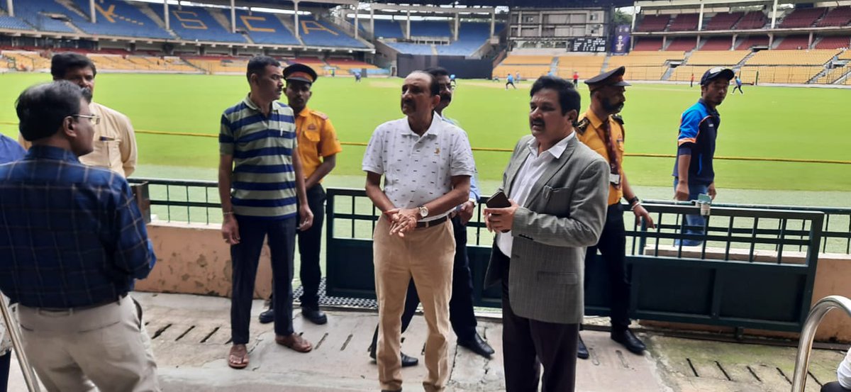 MYBharatHQ's tweet photo. Sh. Raghuram Bhat Former Test Cricketer and President of @kscaofficial1 visited Chinnaswamy Stadium under 14th Tribal Youth Exchange Program 2022-23 along with RD NYKS Sh. @MNNatraj1, Participants also witnessed a day match between Bihar vs Arunachal Pradesh.

#Program https://t.co/0DAhQmWFAU