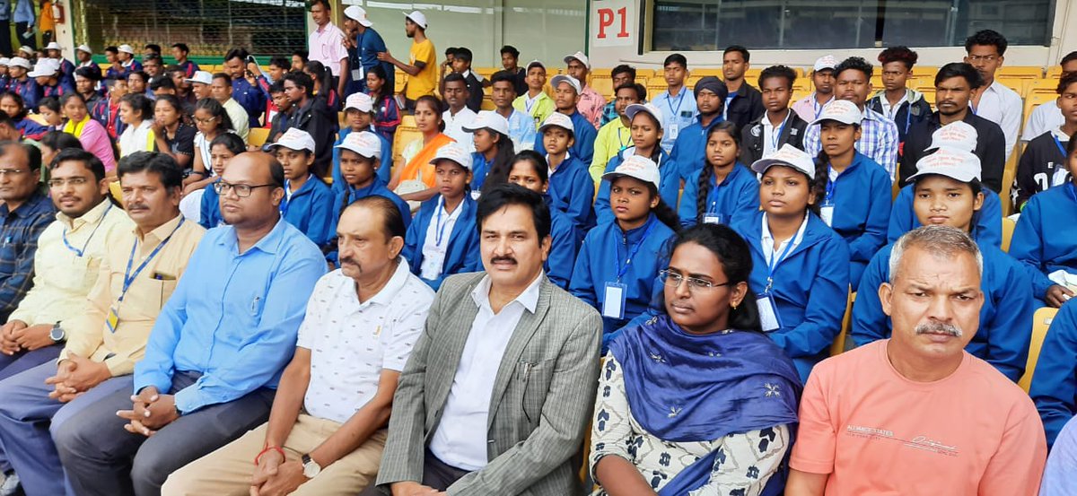 MYBharatHQ's tweet photo. Sh. Raghuram Bhat Former Test Cricketer and President of @kscaofficial1 visited Chinnaswamy Stadium under 14th Tribal Youth Exchange Program 2022-23 along with RD NYKS Sh. @MNNatraj1, Participants also witnessed a day match between Bihar vs Arunachal Pradesh.

#Program https://t.co/0DAhQmWFAU