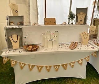 For something extra special this Christmas be sure to check out the gorgeous makes from @honeyandgingerjewellery Swipe to see a festive glam piece 😍

💚💚💚
⁣
#jewellery #detailing #christmasaccessories #RuralLivingShow #RLS22 #perfectgift #handmade… instagr.am/p/ClVWG0IMGJ_/