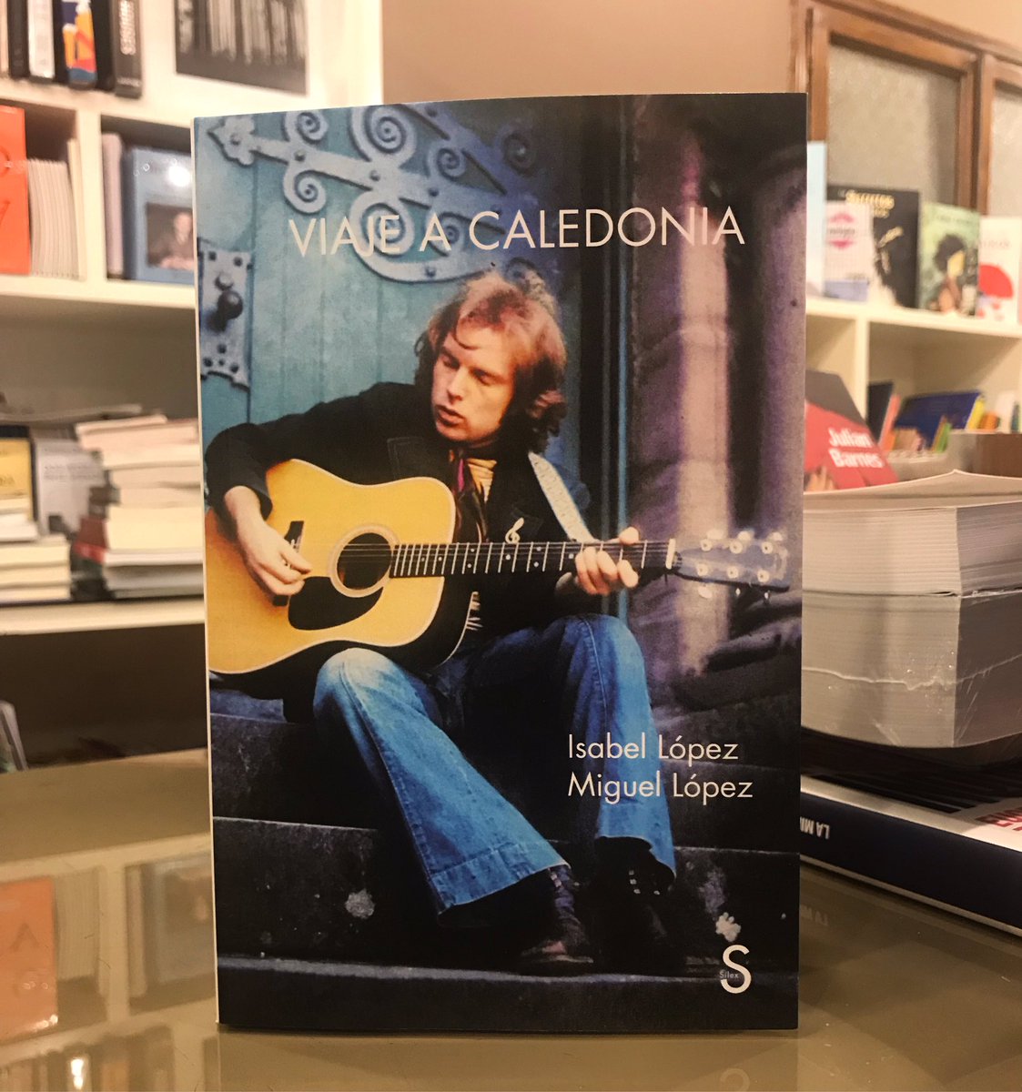libros_formatos's tweet photo. #Librodeldía... “Viaje a Caledonia” de #IsabelLópez y #MiguelLópez relata el viaje musical de Van Morrison desde su nacimiento hasta hoy. Capta y refleja la asombrosa evolución de un genio que ha sabido adaptarse a los cambios de la industria cultural …#silexediciones https://t.co/ANQrkPkd9A