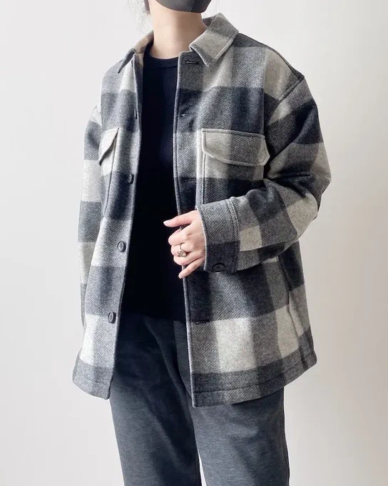 【オシャレ】ゆったりシルエットが可愛いユニクロの「楽ちんジャケット」着回し力が高くてヘビロテが止まらない…!ユニクロの「ジャケット」がめっちゃ使える!さらっと着られるシャツ風のデザインなのに、保温性があって頼れる1枚なんです。ポケットが多いのも嬉しい! 