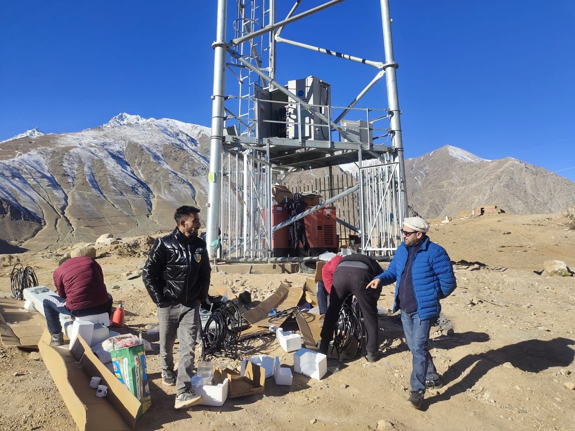 SajjadKargili_'s tweet photo. Finally connected with the world and a long pending demand of the people of border village kaksar has been fulfilled today.
Thank you @lg_ladakh , CEC @LAHDC_K, EC Mubarak shah sahib, @santoshsukhdeve and the people of kaksar. https://t.co/1jPMlEm8Cd