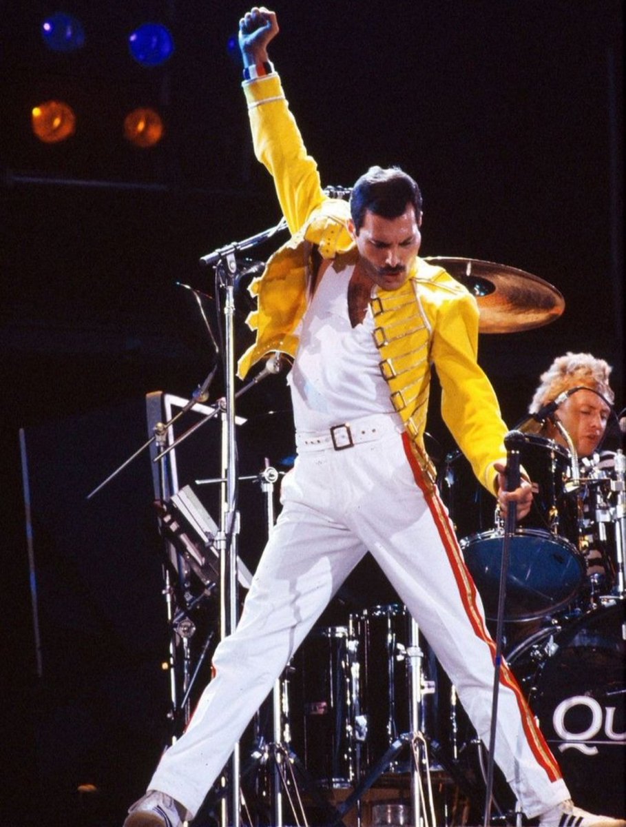 HeavyMetal_999's tweet photo. November 24, 1991. Farrokh Bomi Bulsara better known as ''Freddie Mercury'' dies in London, United Kingdom.  He was a British singer-songwriter and musician of Parsi and Indian origin, known for having been a vocalist for the rock band QUEEN.
#RipFreddieMercury https://t.co/iBEfC8mc8L