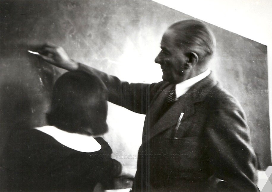 SomProje's tweet photo. Başö��retmen Atatürk'ün izinde
"Fikri hür, vicdani hür, irfanı hür" kuşaklar yetiştiren öğretmenlerimize saygılarımızla.

#ÖğretmenlerGünü kutlu olsun. https://t.co/3uJUKLWPAm