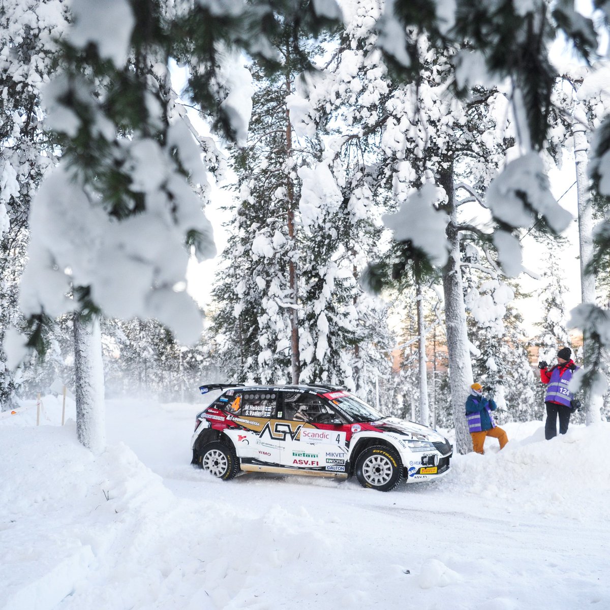 RalliSM's tweet photo. Upeita uutisia rallin ystäville - AKK Sports Oy ja Yle ovat solmineet mittavan televisiointisopimuksen koskien Ralli SM -sarjaa. Sopimus on kolmen vuoden mittainen ja kattaa vuodet 2023-2025 📺 

Lue lisää: https://t.co/0tyAWZVpQ5

#rallism #yleurheilu #smralli https://t.co/tY9jmGs5mA