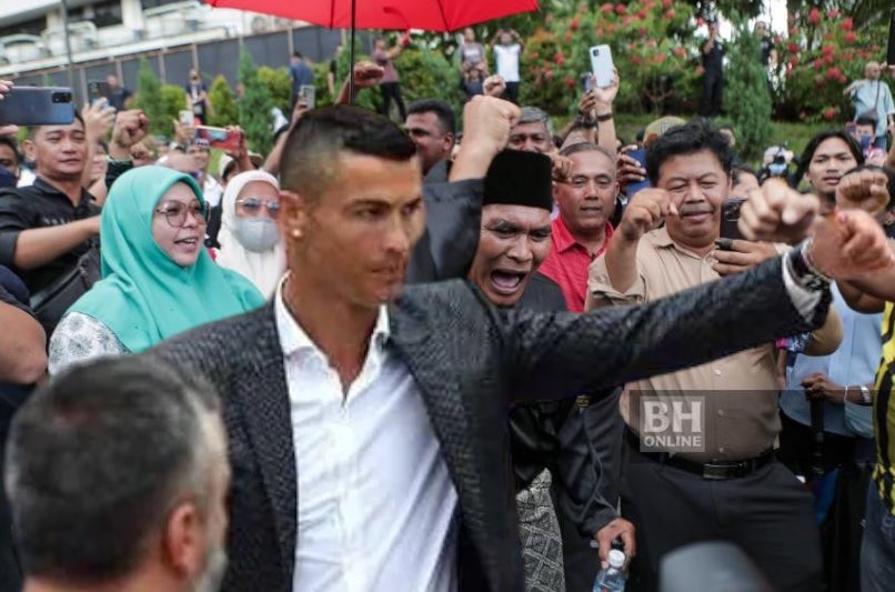 fariz96ikhwan's tweet photo. 11.00am: Screaming ‘Reformasiuuuuu!’, the Ronaldo supporters marched to the compound of the Istana Negara with their Prime Minister to be, Dato’ Seri Cristiano Ronaldo. https://t.co/4FVV5Esfh0