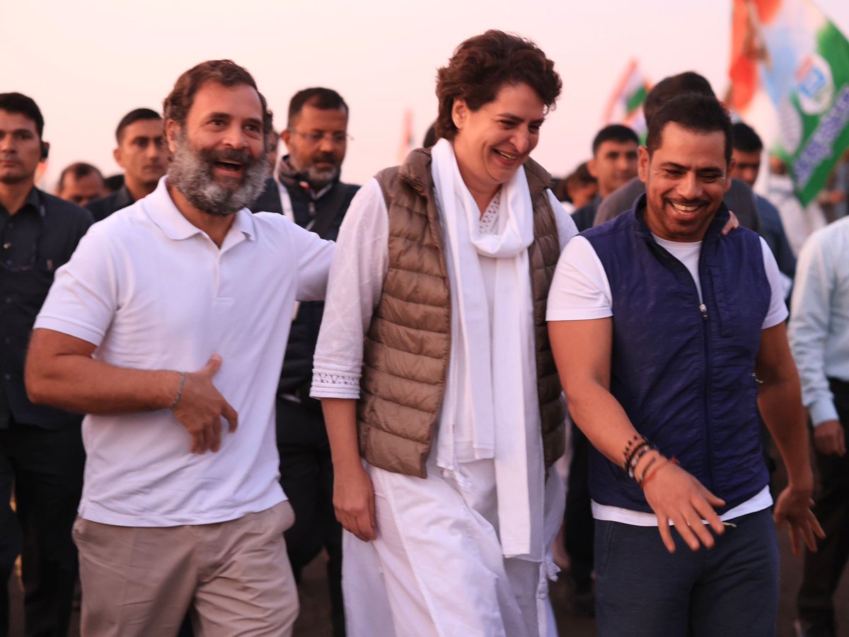 bharatjodo's tweet photo. बढ़ी ताक़त, मिले जो हम।
आओ सब मिलकर बनाएं 
बेहतर अपना वतन।
#BharatJodoYatra https://t.co/Jrmuyf9MOK