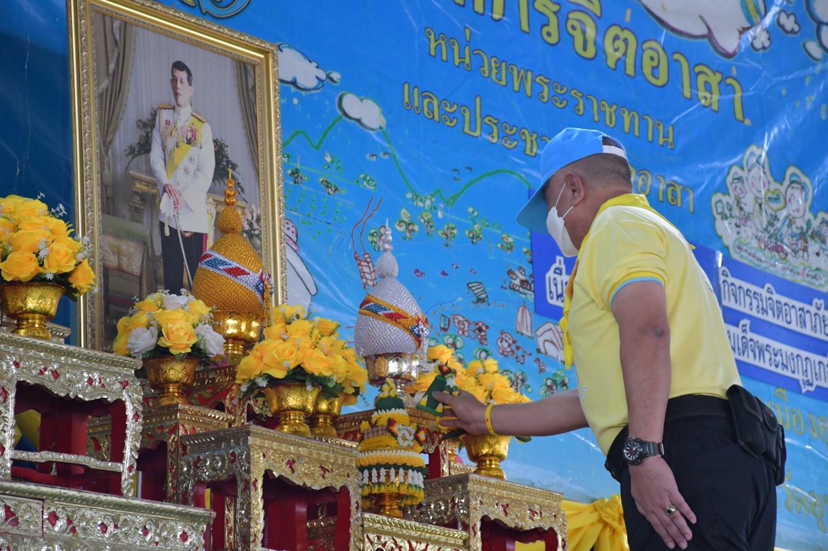 army2pr's tweet photo. ผู้อำนวยการศูนย์อำนวยการใหญ่จิตอาสาพระราชทาน ลงพื้นที่เปิดกิจกรรม Kick Off ขั้นฟื้นฟูในพื้นที่จังหวัดอุบลราชธานี
#เราทำความดีด้วยหัวใจ
#SaveUbon https://t.co/7OCiXy9N5v