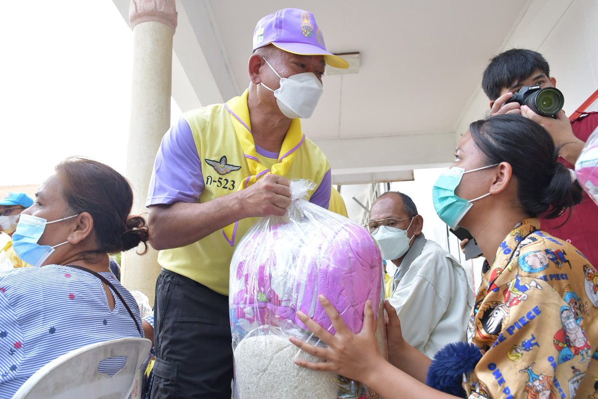 army2pr's tweet photo. ผู้อำนวยการศูนย์อำนวยการใหญ่จิตอาสาพระราชทาน ลงพื้นที่เปิดกิจกรรม Kick Off ขั้นฟื้นฟูในพื้นที่จังหวัดอุบลราชธานี
#เราทำความดีด้วยหัวใจ
#SaveUbon https://t.co/7OCiXy9N5v