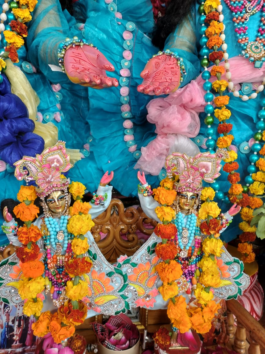 PadayatraW's tweet photo. Today's Beautiful Srinagar Darshan Sri Sri Nitai Gaurasundar, All India Padayatra. https://t.co/etpccB8M3S