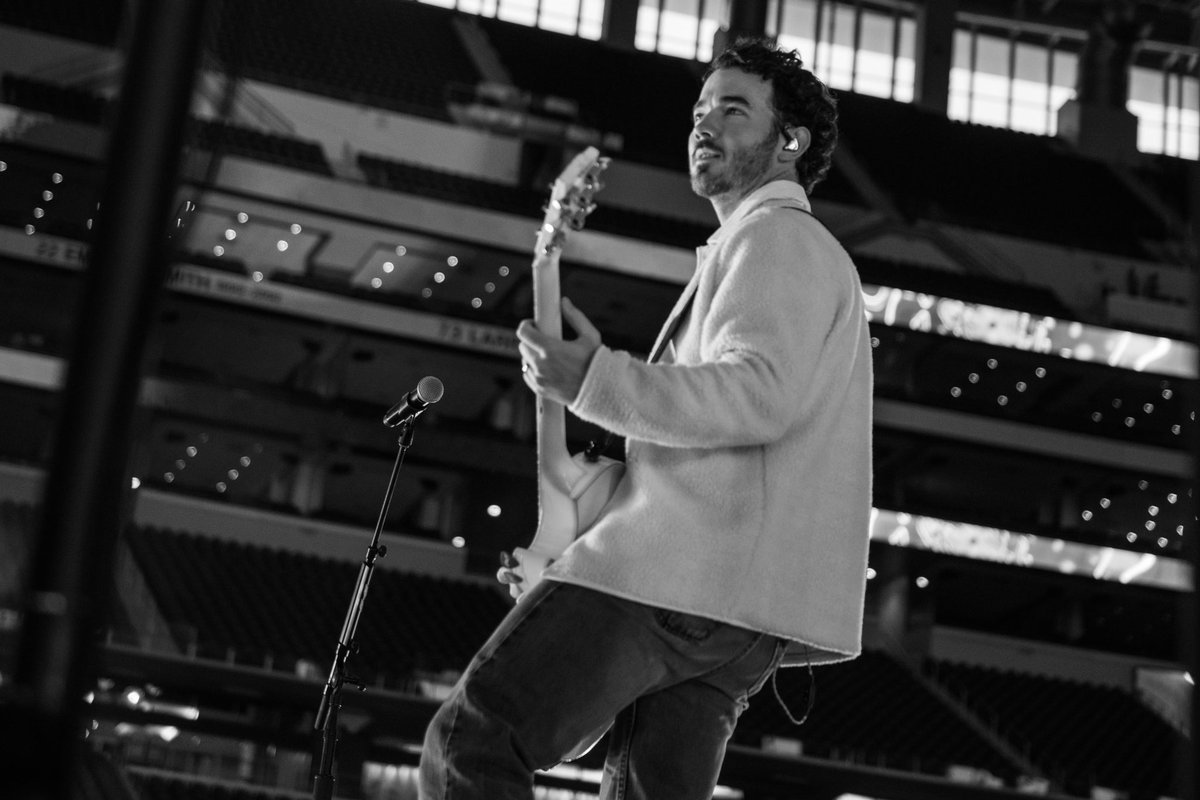 jonasbrothers's tweet photo. See you tomorrow 👀 https://t.co/4wIU8ljEz2