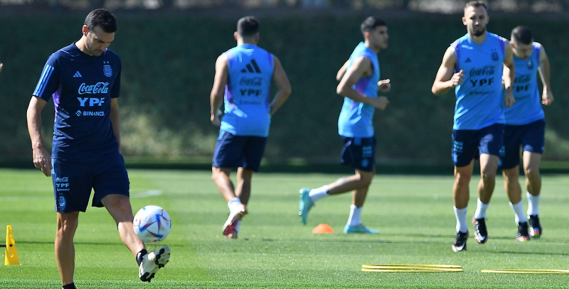 ComunicaneaOk's tweet photo. Por primera vez desde su estadía en la Universidad de Qatar, el plantel se entrenó durante la mañana. El enrenador y su cuerpo técnico ya empezaron a pensar la posibilidad de realizar modificaciones en el equipo para el partido del sábado ante México.

https://t.co/k3INAKXR4a https://t.co/3BCa8Sw03t