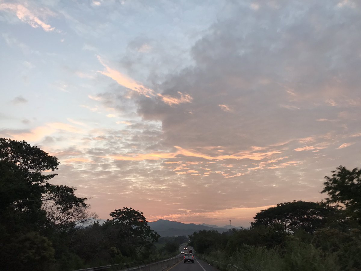 LibDePaz's tweet photo. Una de mis cosas favoritas, es tomarle fotos al cielo , me encanta. El cielo es un arte con sus nubes y colores que al salir o al ocultarse el sol, siempre hay una buena opción para tomar una fotografía. @ryshardsc https://t.co/vIb5zndpOZ