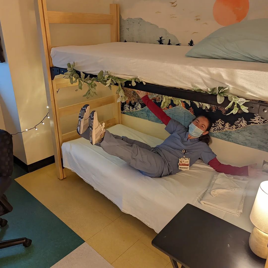 Portsofcalls's tweet photo. Med-Peds resident, University of Chicago Medical Center. Chicago, IL, USA. Photo credit @UChicagoMedPeds #medtwitter #callrooms #portsofcalls #nicewallpaper #bunkbeds #windycity #tinyhumans #and #oldpeople #too https://t.co/FCr8a1xwlO